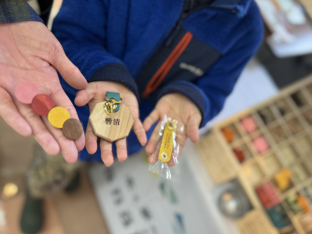 木と革の“育つ”マタニティマークとは？ 上砂川で始まる新しい取り組み